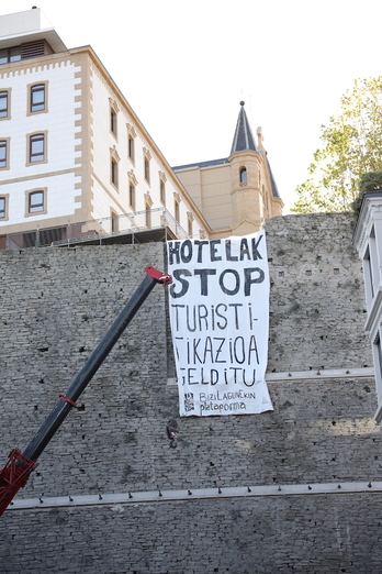 Donostiak pairatzen duen turistifikazioa salatzeko San Bartolome muinoan paraturiko pankarta. (BIZILAGUNEKIN)