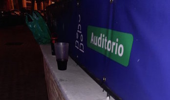 Los agentes han intervenido en un botellon en Iruñea en el participaban unos cien jóvenes. (POLICÍA MUNICIPAL DE IRUÑEA)