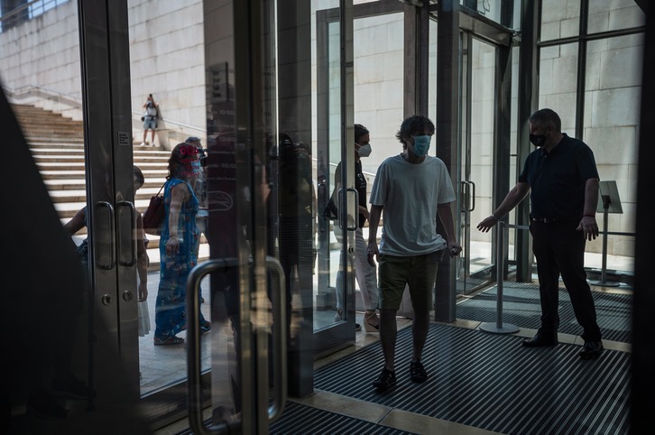 Entrada al Museo Guggenheim de Bilbo el día de la reapertura, 1 de junio. (Aritz LOIOLA/FOKU).