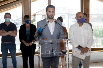 Jon Gondán (Geroa Bai) junto a Jose Angel Saiz (EH Bildu) durante la rueda de prensa en la que han anunciado el cese de los concejales de AS Zizur. (Iñigo URIZ/FOKU))