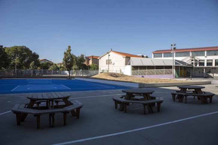 Imagen de parte del nuevo patio del colegio Bernat Etxepare. (AYUNTAMIENTO DE IRUÑEA)