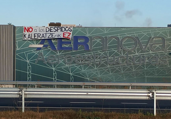 Pancarta en la planta de Berantevilla. (NAIZ)