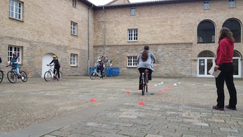Imagen de un curso para enseñar a adultos a andar y circular en bicicleta. (AYUNTAMIENTO DE IRUÑEA)
