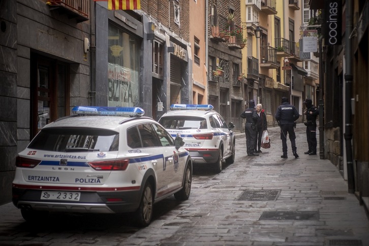 Agentes de la Ertzaintza en el Casco Viejo de Gasteiz. (Jaizki FONTANEDA/FOKU)