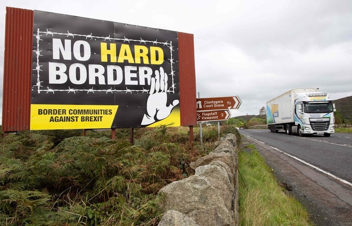 Un cartel contra una «frontera dura» en la carretera que une Dublín con Newry, en el norte de Irlanda. (Paul FAITH | AFP) 