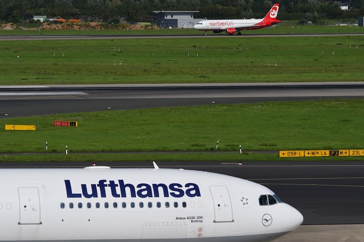 Lufthansa es una de las tres grandes aerolíneas europeas. (Patrik STOLLARZ | AFP)