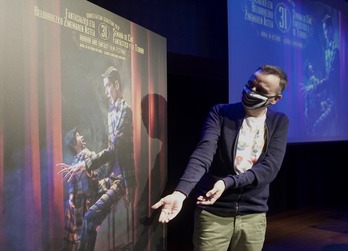 El director de la Semana, Josemi Beltrán, junto al cartel. (Andoni CANELLADA | FOKU)