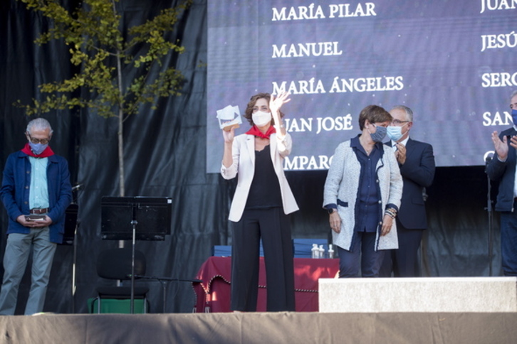 La enfermera Belén Izcue saluda tras recibir el pañuelo. (Iñigo URIZ/FOKU)