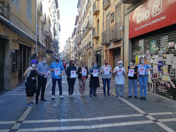 Hosteleros de la calle Estafeta durante el parón de diez minutos de esta mañana. (@MartxeloDiaz)