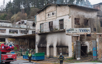 Incendio en la casa ocupada ‘Infierno’ de Donostia. (Andoni CANELLADA/FOKU)..