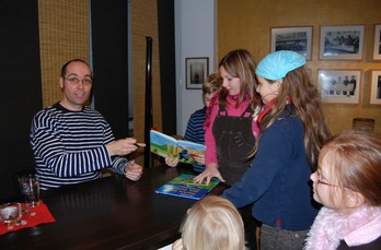 El escritor alemán de cuentos infantiles Ingo Siegner firmando ejemplares. (NAIZ)
