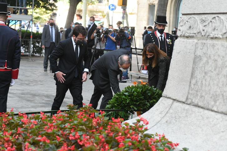 Aragonès, Torra y Budó, en la ofrenda floral. (@JuntsxCatParl)