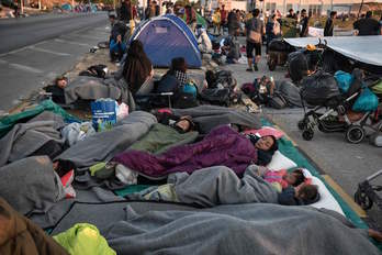 Miles de refugiados duermen a la intemperie tras el incendio de Moria. (Louisa GOULIAMAKI/AFP)