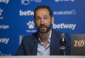 Pablo Machín, en la rueda de prensa de su presentación como entrenador del Alavés. (Raúl BOGAJO / FOKU)