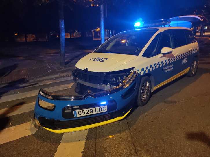 El coche de la Policía Municipal contra el que ha chocado el joven. (Policía Municipal Iruñea)