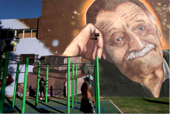 Un mural recuerda a Benedetti en la plaza Zelmar Michellini de Montevideo, mencionada en una de sus novelas. (Eitan ABRAMOVICH/AFP)