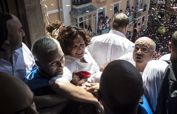 Joxe Abaurrea e Itziar Gómez (hoy consejera) se aferran a la ikurriña.