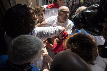 Joxe Abaurrea se dirige a un agente y protege a Izko. 