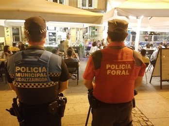 Dispositivo policial conjunto para comprobar el cumplimiento de las normas sanitarias durante el ‘juevintxo’. (POLICÍA MUNICIPAL DE IRUÑEA)