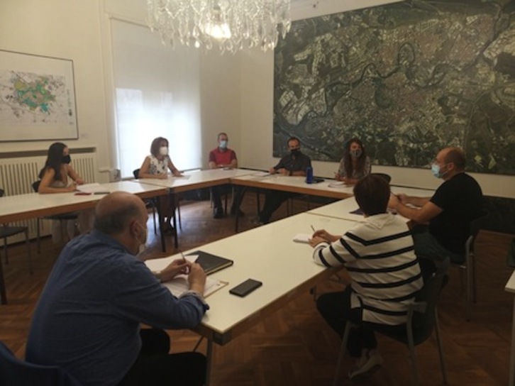 Imagen de la reunión mantenida por concejales de EH Bildu con representantes de las asociaciones de comerciantes de Iruñea. (EH BILDU)