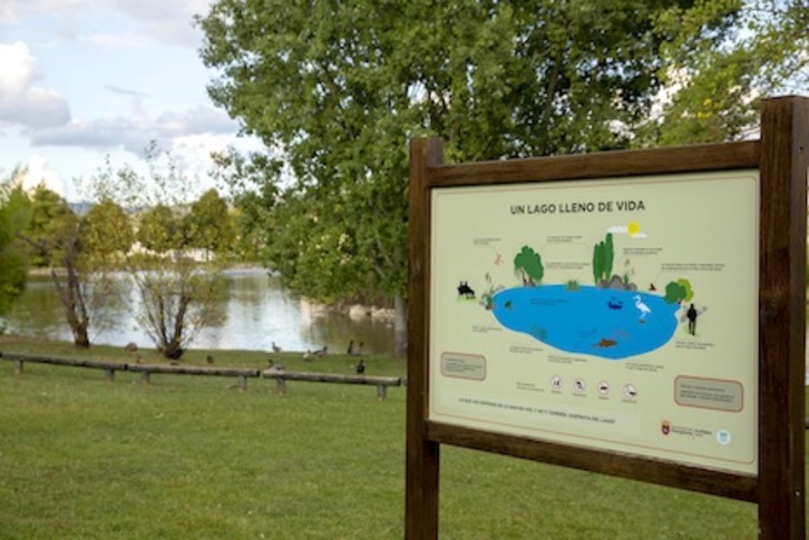 Imagen de uno de los paneles informativos sobre el lago de Mendillorri. (AYUNTAMIENTO DE IRUÑEA)