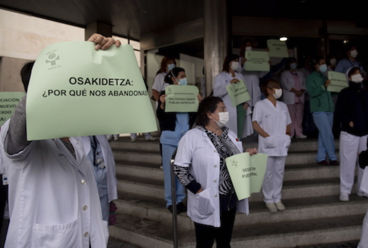 Concentración en la entrada del Hospital Universitario de Araba. (Raul BOGAJO/FOKU)