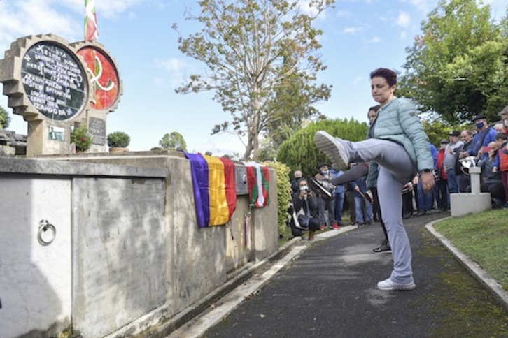 Aurresku, en el homenaje a Txiki y Otaegi en Zarautz. (Idoia ZABALETA/FOKU)