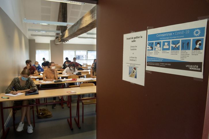Carteles con recomendaciones sanitarias a la entrada de una clase en la Universidad de Baiona. (Guillaume FAUVEAU)