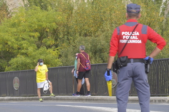 Control de acceso a Azkoie. (Idoia ZABALETA/FOKU)