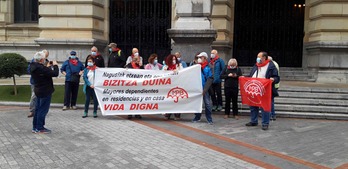 Concentración ante el palacio foral de pensionistas, familiares y trabajadoras de residencias.