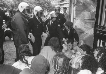 Policías tratan de detener a insumisos encadenados en una protesta. (Joxe LACALLE)