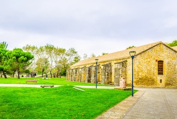 Imagen del Pabellón de Mixtos de la Ciudadela, donde se suelen colgar exposiciones. (AYUNTAMIENTO DE IRUÑEA)