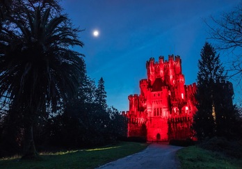 Numerosas salas y edificios de Euskal Herria se han sumando a la inicitiativa, es el caso del castillo de Butron. (Alerta Gorria)