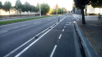 Imagen del carril bici en la avenida del Ejército. (AYUNTAMIENTO DE IRUÑEA)