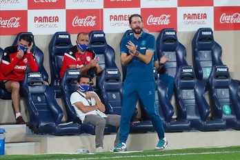 Pablo Machín anima a sus jugadores en la zona técnica del Estadio de La Cerámica. (Omar ARNAU / FOKU)