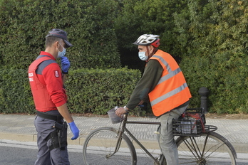 Un Policía Foral para a un vecino de Azkoien durante el confinamiento. (Idoia ZABALETA/FOKU)