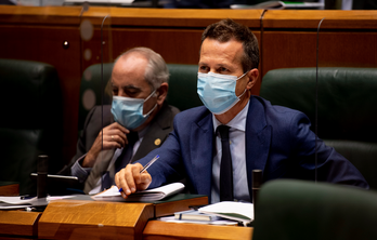 El consejero de Educación Jokin Bildarratz en el parlamento de Gasteiz. (Raul BOGAJO/FOKU).