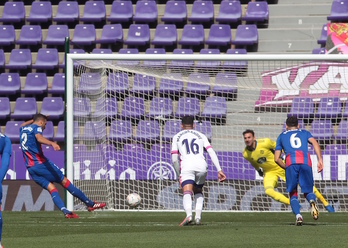 Burgos ha anotado el 0-1 de penalti mediado el primer tiempo. (Alberto SIMON/LOF)