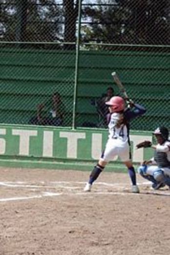 Partido de softbol. (WIKIPEDIA)