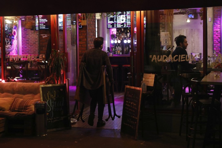Los bares de París cerrarán durante quince días desde este martes. (Geoffroy VAN DER HASSELT/AFP)