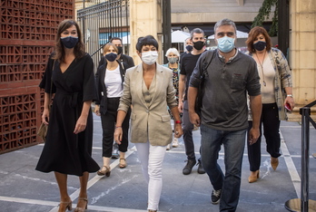 El grupo de EH Bildu, llegando a la Cámara de Gasteiz. (Jaizki FONTANEDA / FOKU)