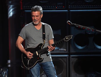 Eddie Van Halen, en un concierto en 2015. (Ethan Miller/GETTY IMAGES/AFP)