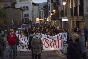 Movilización ayer en Zarautz para reclamar la libertad de los detenidos. (Juan Carlos RUIZ/FOKU)