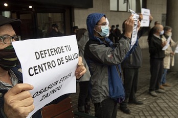 Concentración de la Plataforma Navarra de Salud ante la sede de Osasunbidea. (Jagoba MANTEROLA/FOKU)