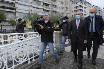 El consejero Iñaki Arriola se dirige al voladizo de La Concha, con dos personas detrás suya protestando por el metro. (Jon URBE/FOKU)