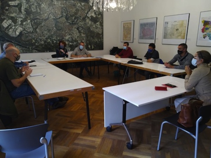 Imagen de la reunión mantenida por EH Bildu con representantes de la plantilla municipal de Iruñea. (EH BILDU)