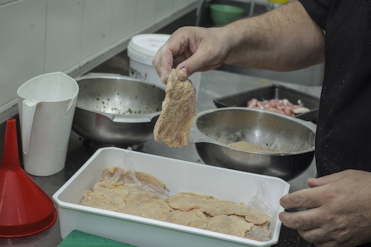 Interior de la cocina municipal de Urduña. (Aritz LOIOLA/FOKU)