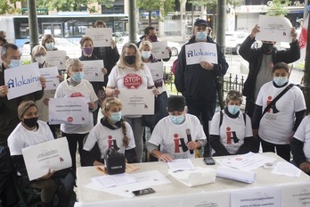 Rueda de prensa de Inquilinos de Azora en Donostia. (Juan Carlos RUIZ/FOKU)