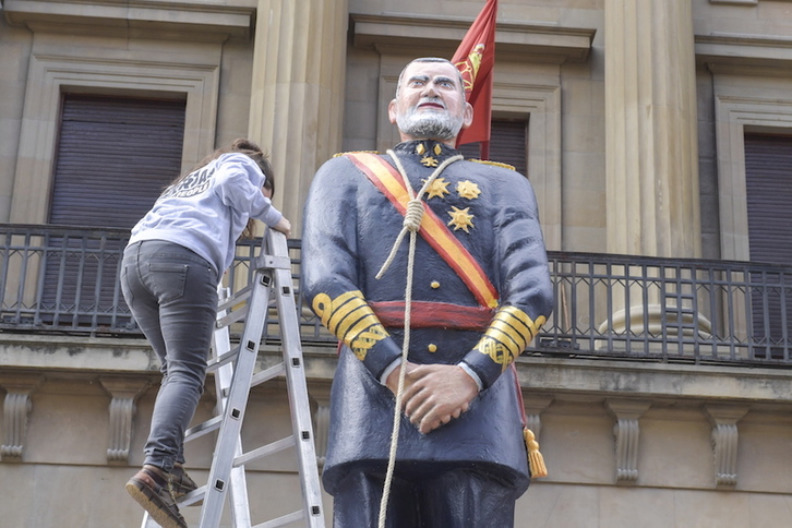 Felipe de Borbón, a punto de rodar por los suelos en Iruñea el 12-O. (Idoia ZABALETA | FOKU)