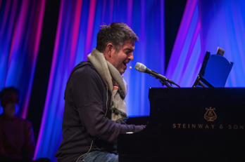 Mikel Urdangarin, pianoaren aurrean. (Aritz LOIOLA / FOKU) 